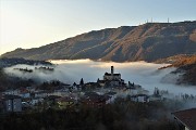 08 Locatello emerge dalla nebbia mattutina del fondovalle in Valle Imagna